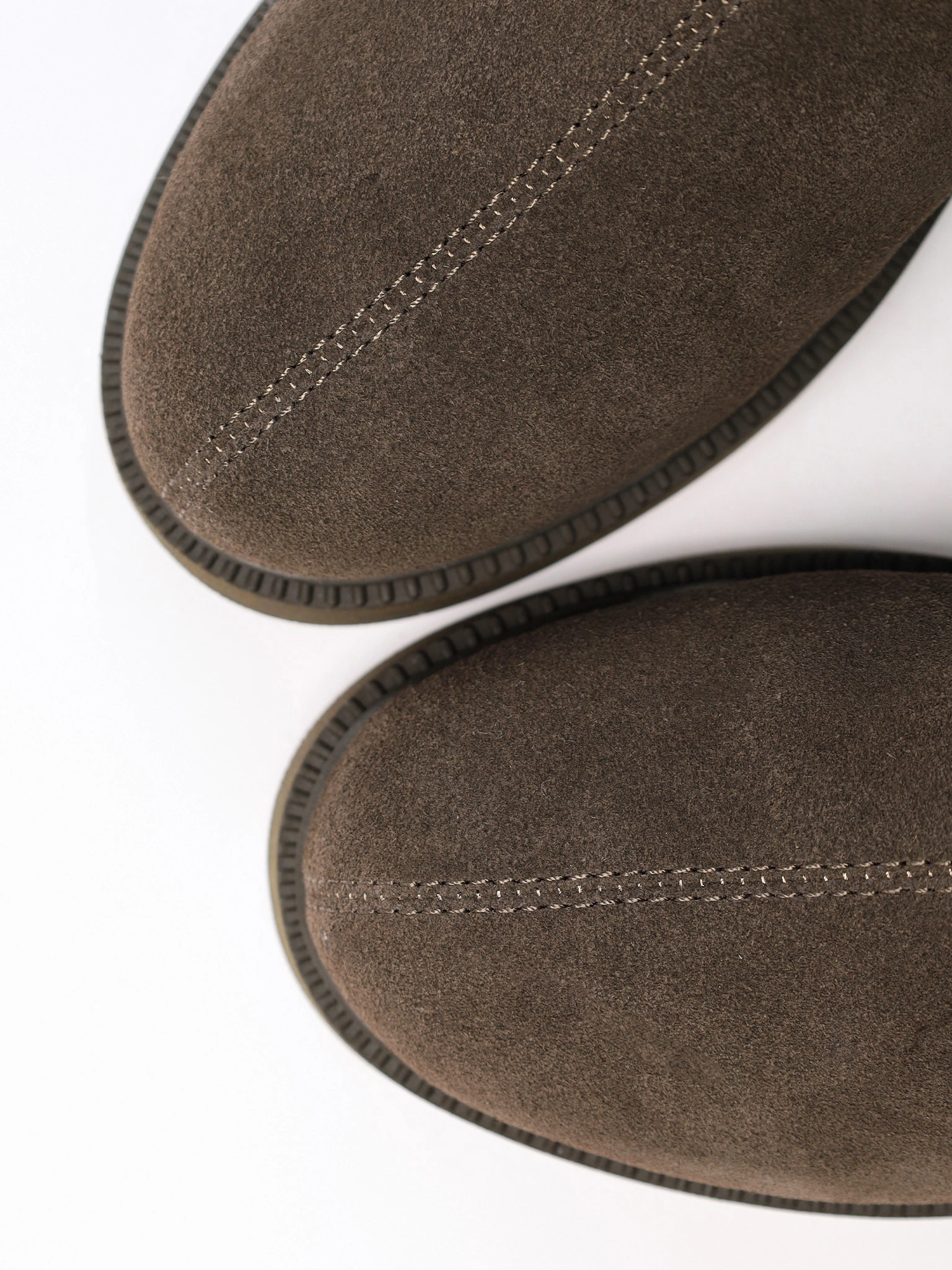 Ботинки оливкового цвета из натуральной замши на среднем каблуке